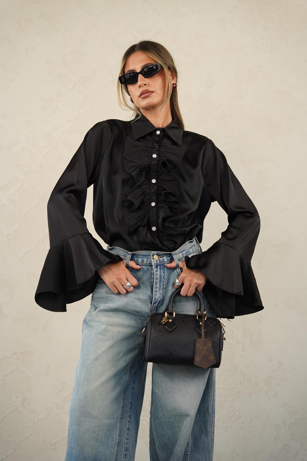 חולצה אלגנטית ומרשימה עם וולנים לנשים - דגם סלין בצבעים שחור ולבן