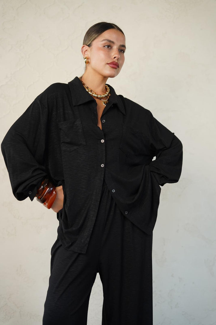 חליפה אלגנטית בגזרה ישרה לנשים - דגם קרין בצבעים שחור, בז׳, כחול נייבי וקרם