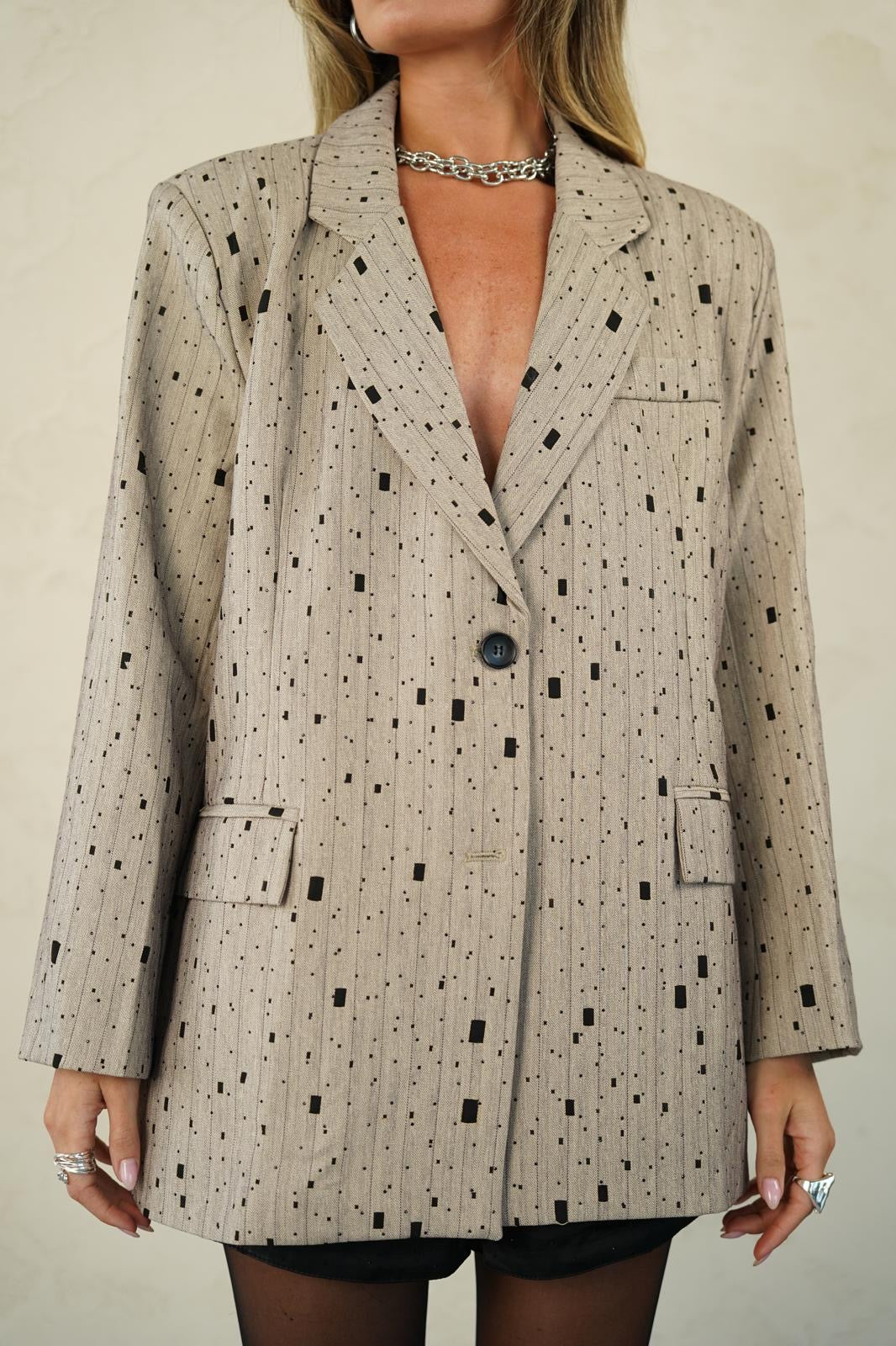 ג׳קט פסים עם אבנים לנשים - דגם קליאו בצבעים אפור כהה ובז׳