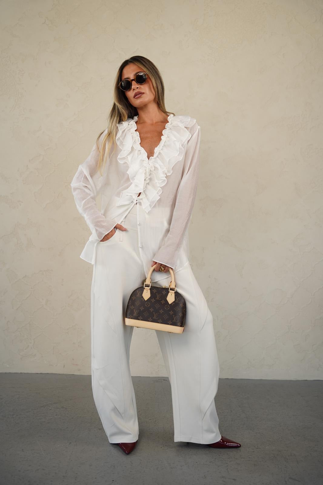 מכנס אוברסייז עם חיתוכים לנשים - דגם לימה בצבע לבן