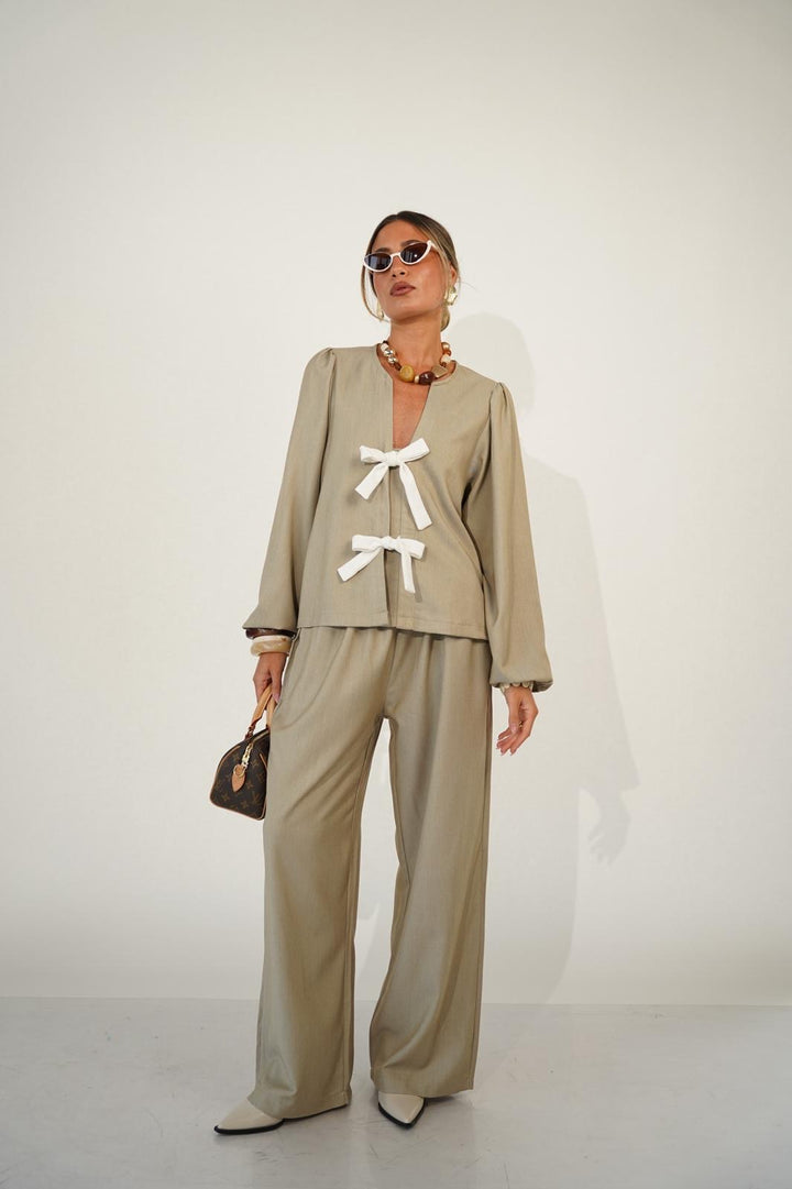 חליפה נשפכת לנשים - דגם מרלין בצבעים לבן, בז׳ וכחול ג׳ינס