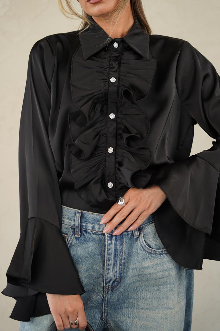 חולצה אלגנטית ומרשימה עם וולנים לנשים - דגם סלין בצבעים שחור ולבן