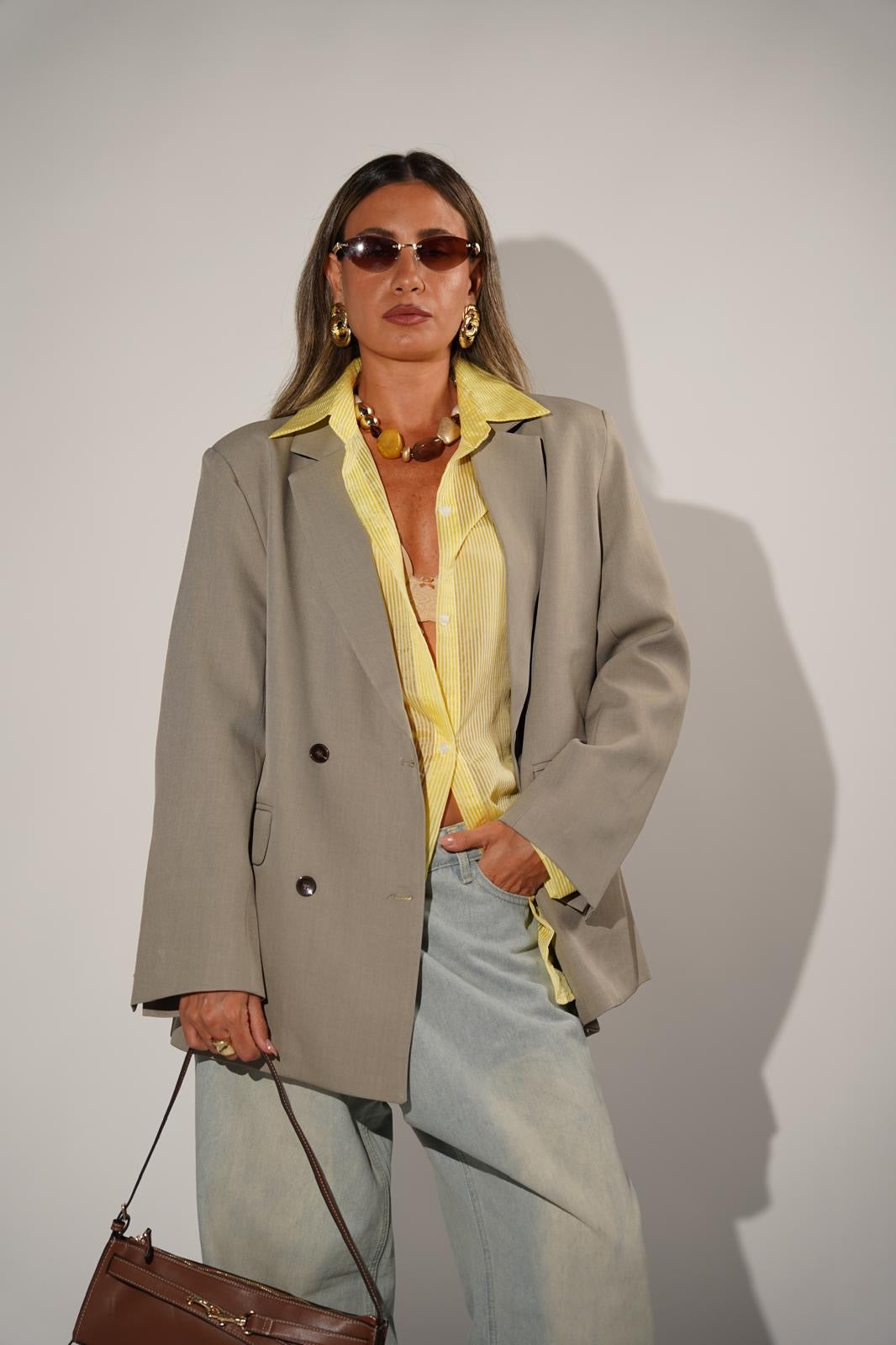 ג׳קט מחויט אוברסייז לנשים - דגם מדלן בצבעים שחור, אפור ואפור בהיר