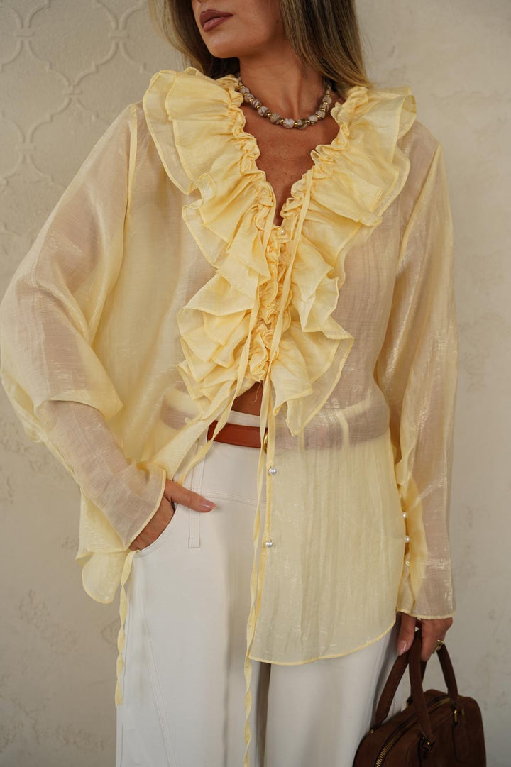 חולצה מכופתרת בגזרת אוברסייז לנשים - דגם דורין בצבעים שחור, לבן וצהוב