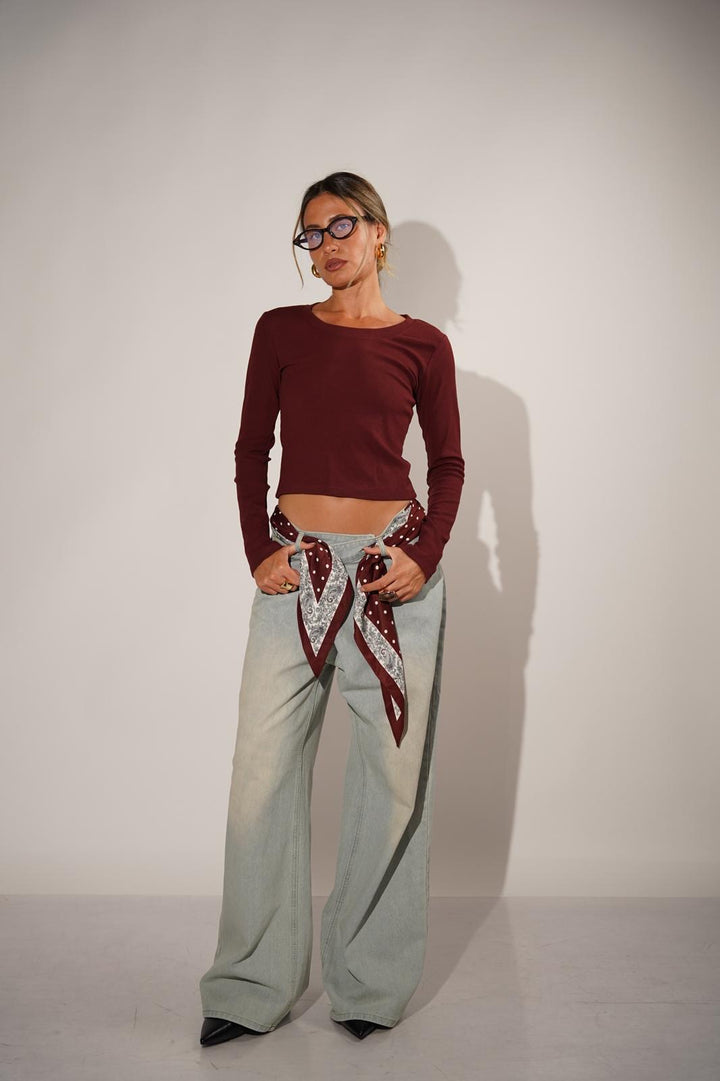 טישרט עם פתח בגב לנשים - דגם לין בצבעים בורדו, לבן ושחור