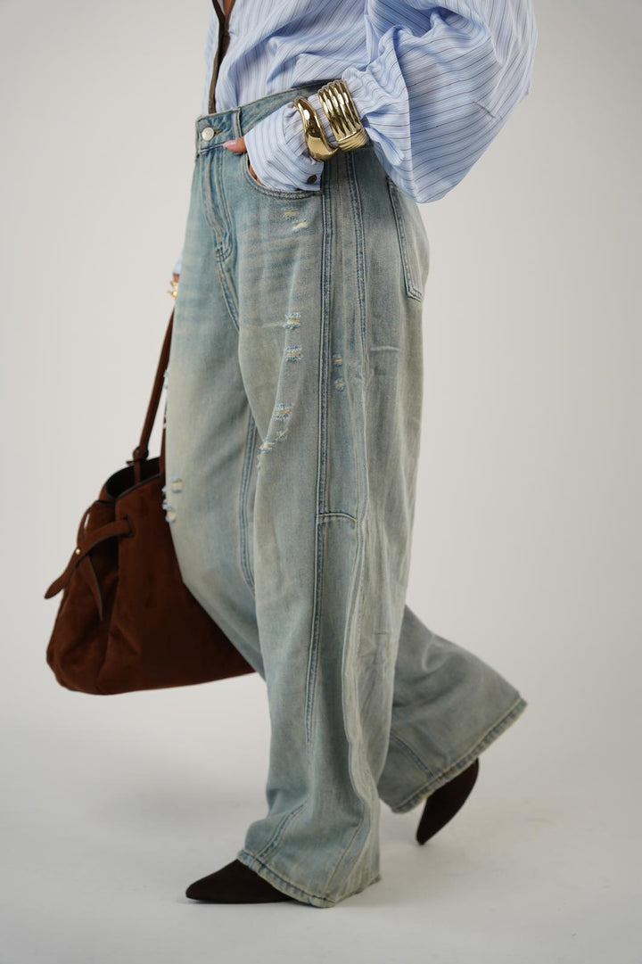 ג׳ינס משופשף עם סיומת רחבה לנשים - דגם ג׳ורדן בצבע כחול בהיר