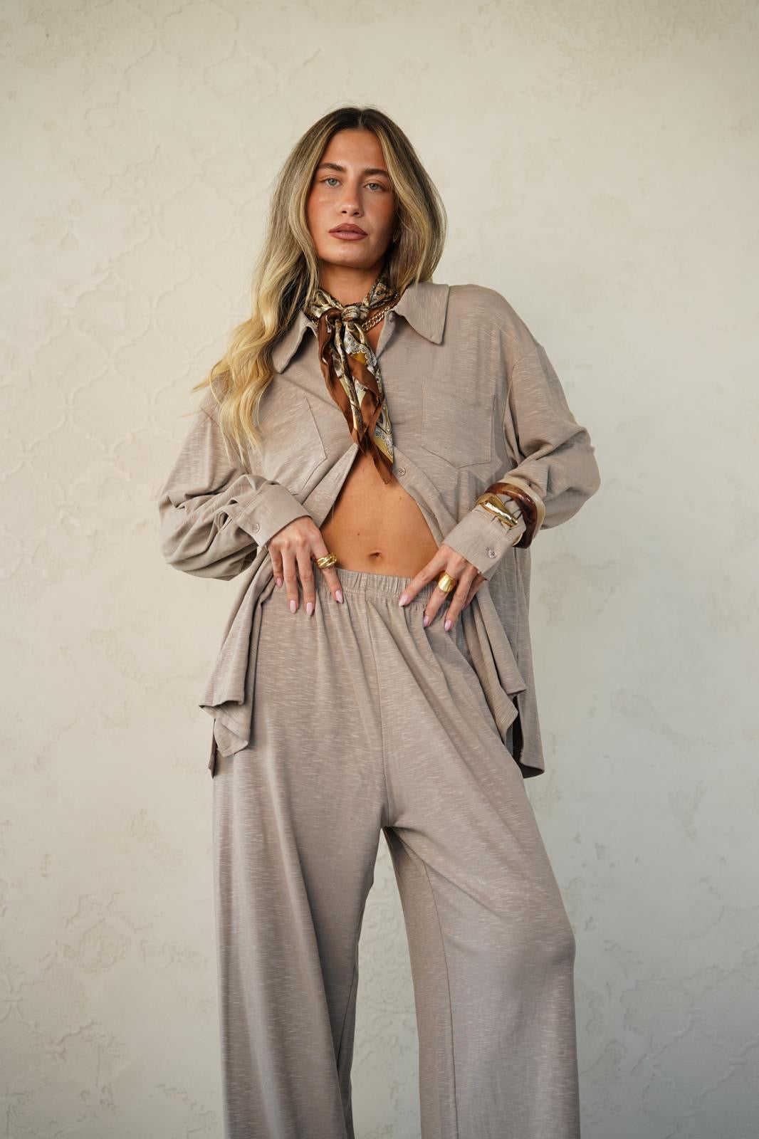 חליפה אלגנטית בגזרה ישרה לנשים - דגם קרין בצבעים שחור, בז׳, כחול נייבי וקרם