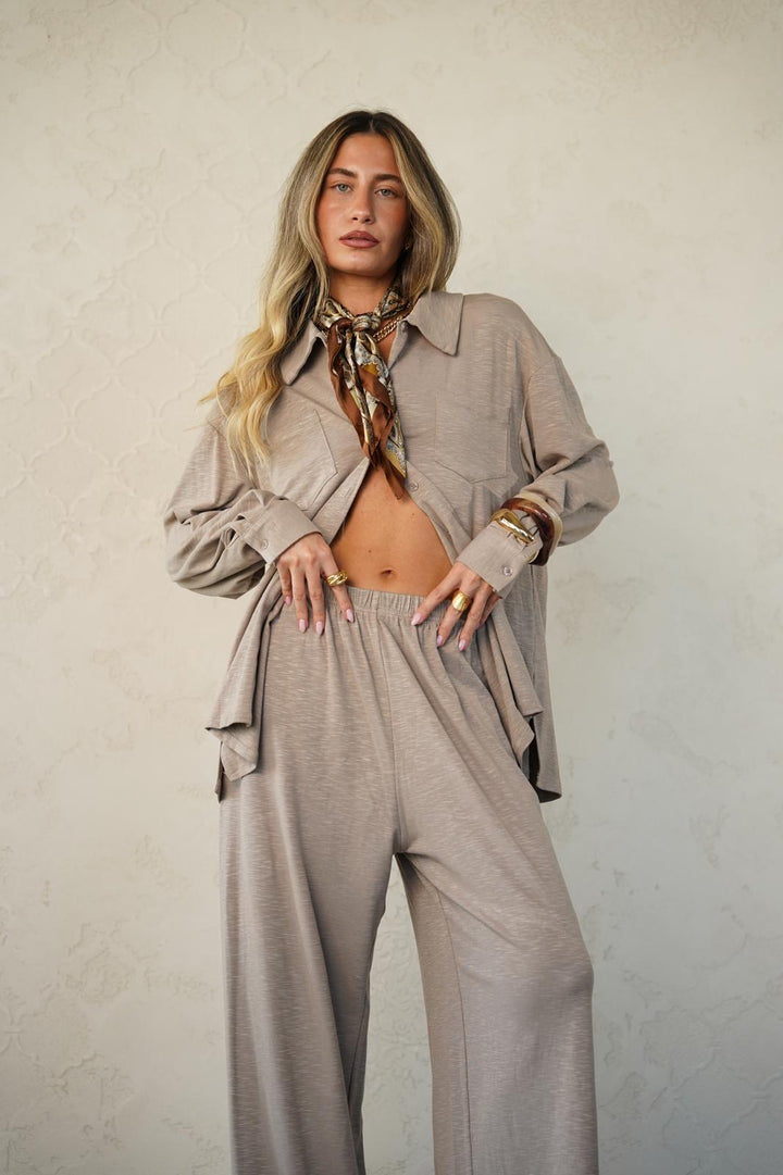 חליפה אלגנטית בגזרה ישרה לנשים - דגם קרין בצבעים שחור, בז׳, כחול נייבי וקרם