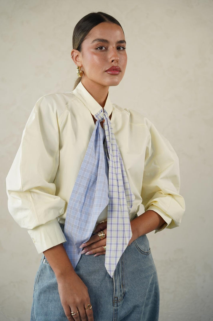 חולצה מכופתרת עם צווארון מיוחד לנשים - דגם גאיה בצבעים לבן וצהוב