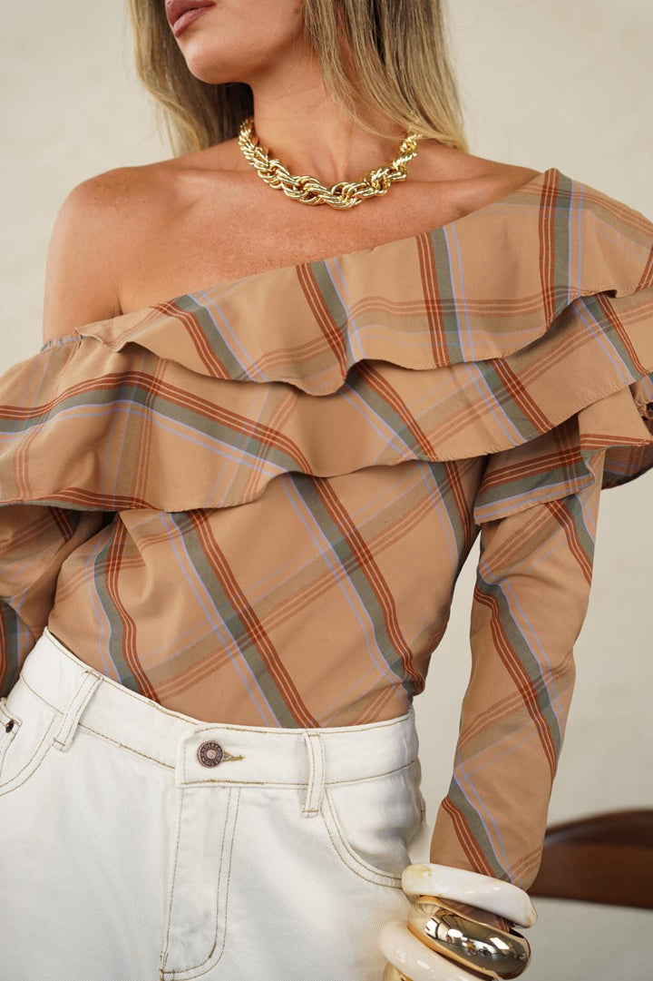 חולצת כתף אחת לנשים - דגם אן בצבעים חום משבצות וכתום משבצות