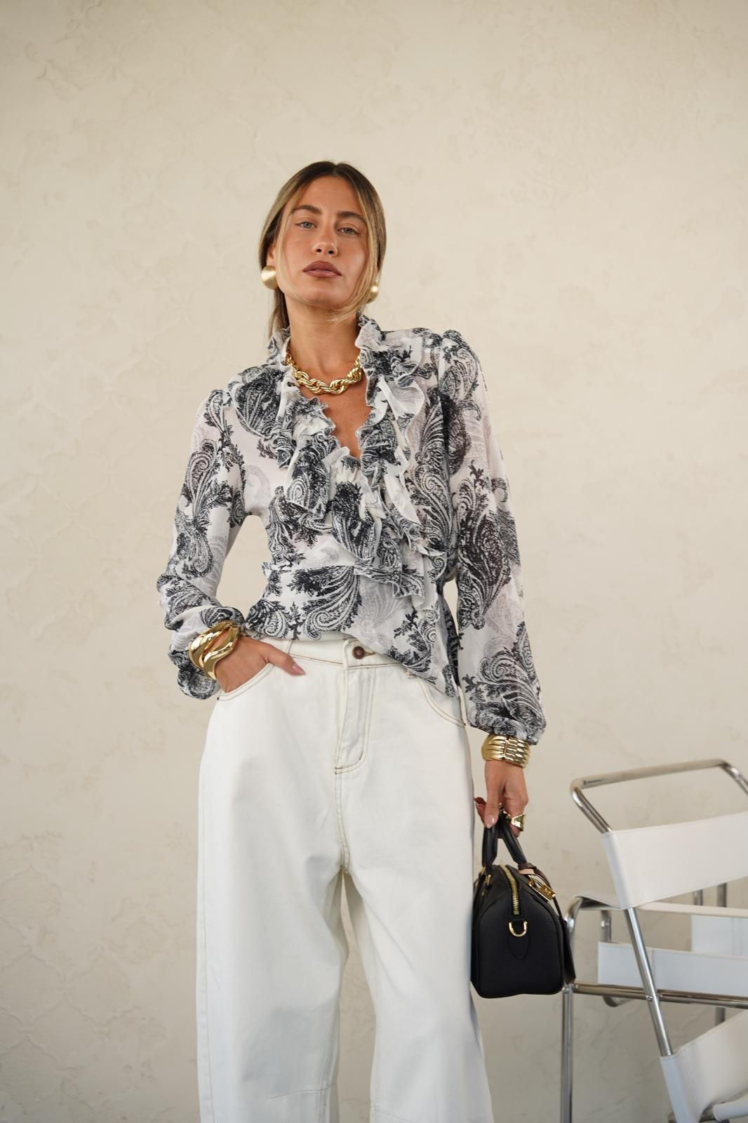 חולצת מעטפה עם הדפס לנשים - דגם בלייר בצבעים קרם מודפס ולבן מודפס