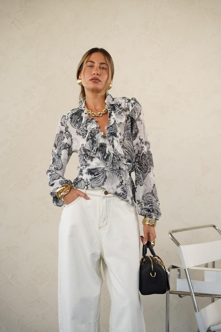 חולצת מעטפה עם הדפס לנשים - דגם בלייר בצבעים קרם מודפס ולבן מודפס