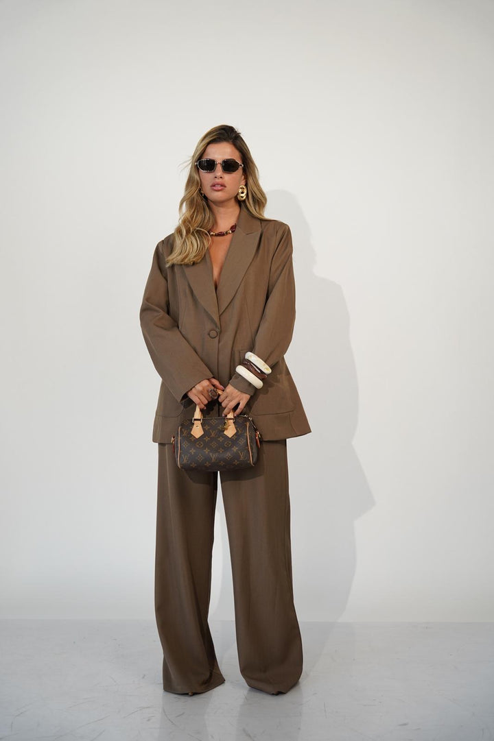 חליפה מחויטת לנשים - דגם מוניק בצבעים שחור, קפה וקרם