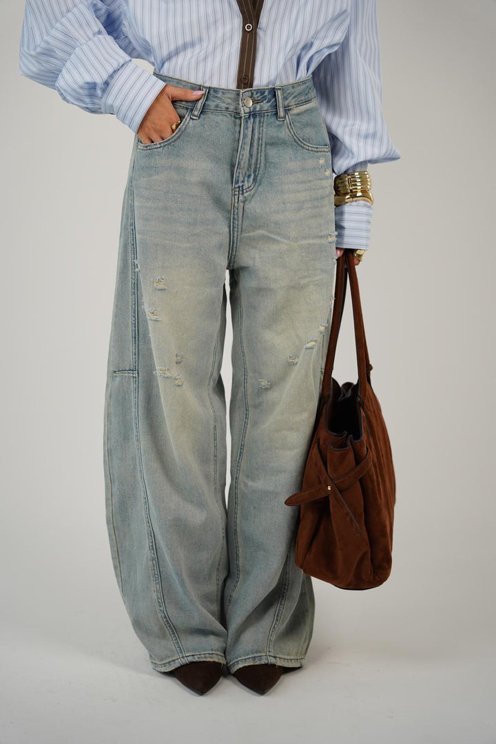 ג׳ינס משופשף עם סיומת רחבה לנשים - דגם ג׳ורדן בצבע כחול בהיר