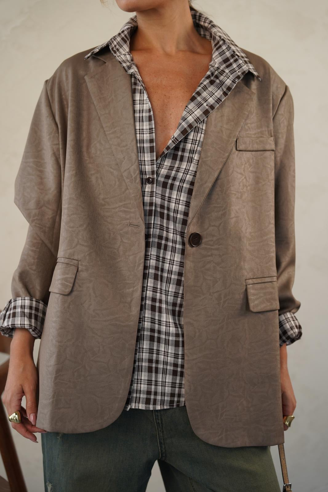 ג׳קט אוברסייז עם טקסטורה בבד לנשים - דגם נינה בצבעים שחור וחום