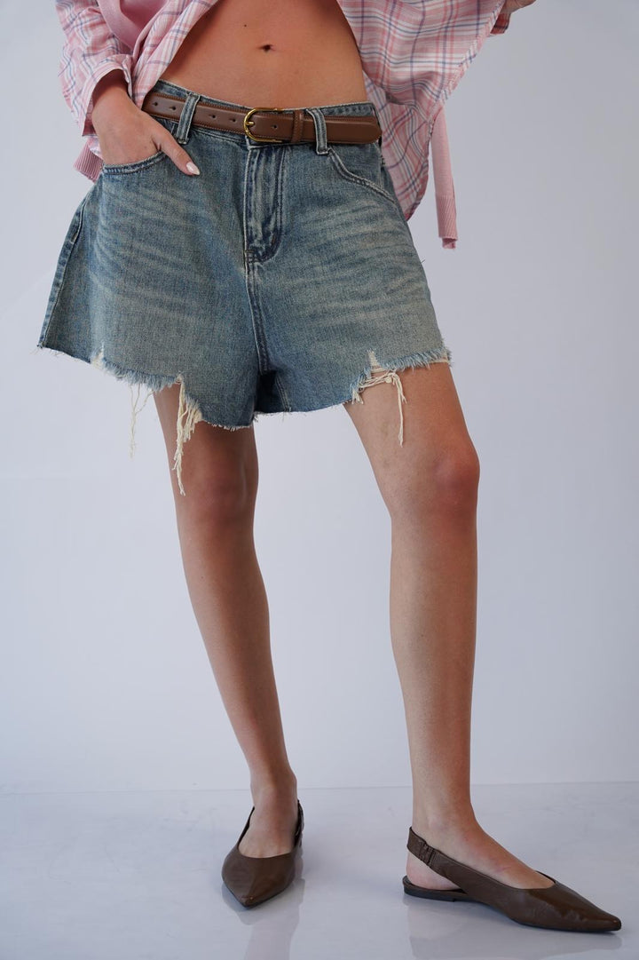 ג׳ינס קצר בגזרת אוברסייז לנשים – דגם קירה בצבעים כחול ג׳ינס, ג׳ינס בהיר וג׳ינס כהה