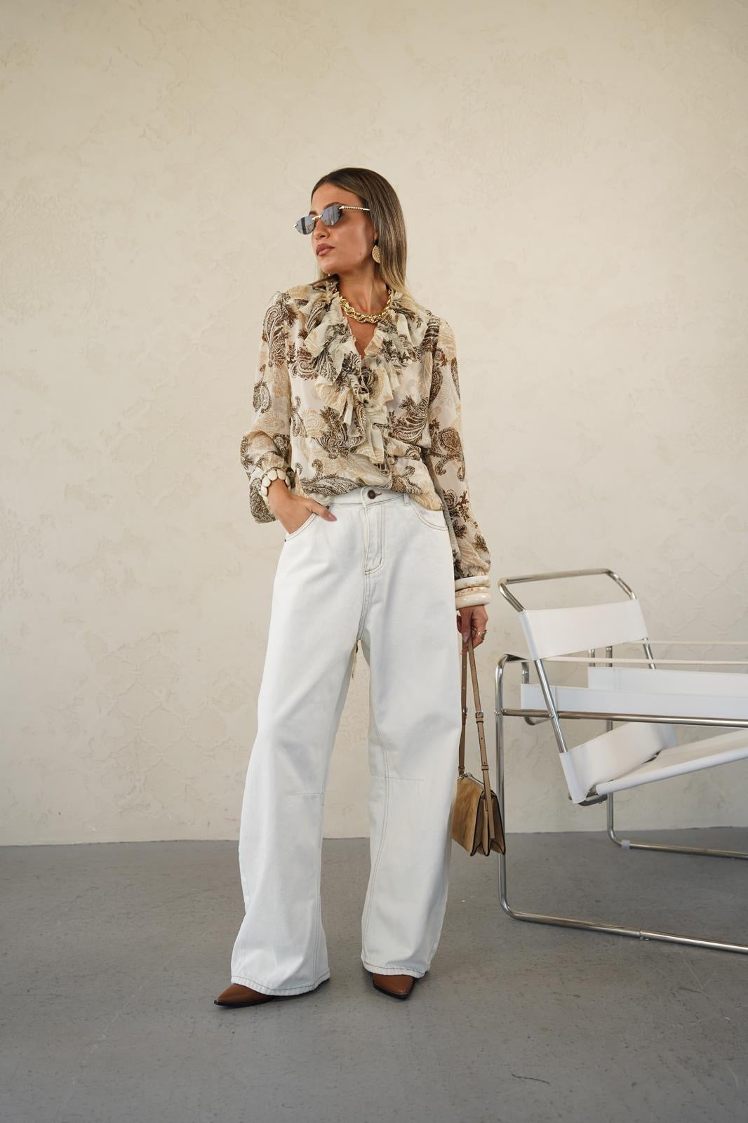 חולצת מעטפה עם הדפס לנשים - דגם בלייר בצבעים קרם מודפס ולבן מודפס