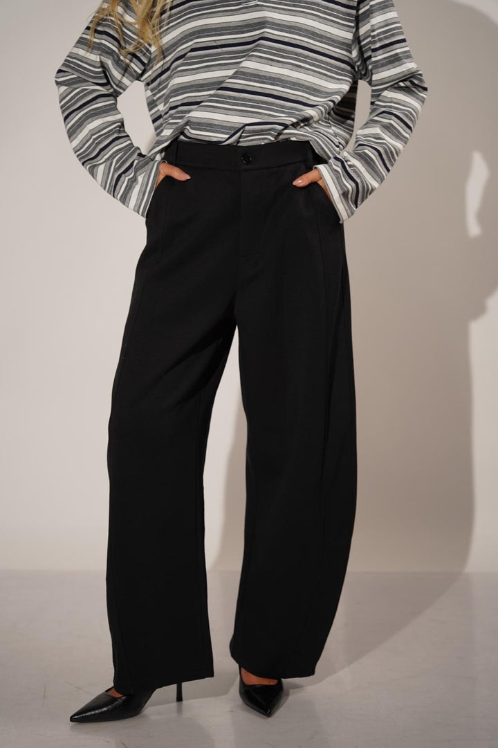 מכנס מחויט בגזרה ישרה לנשים - דגם לוסיל בצבע שחור