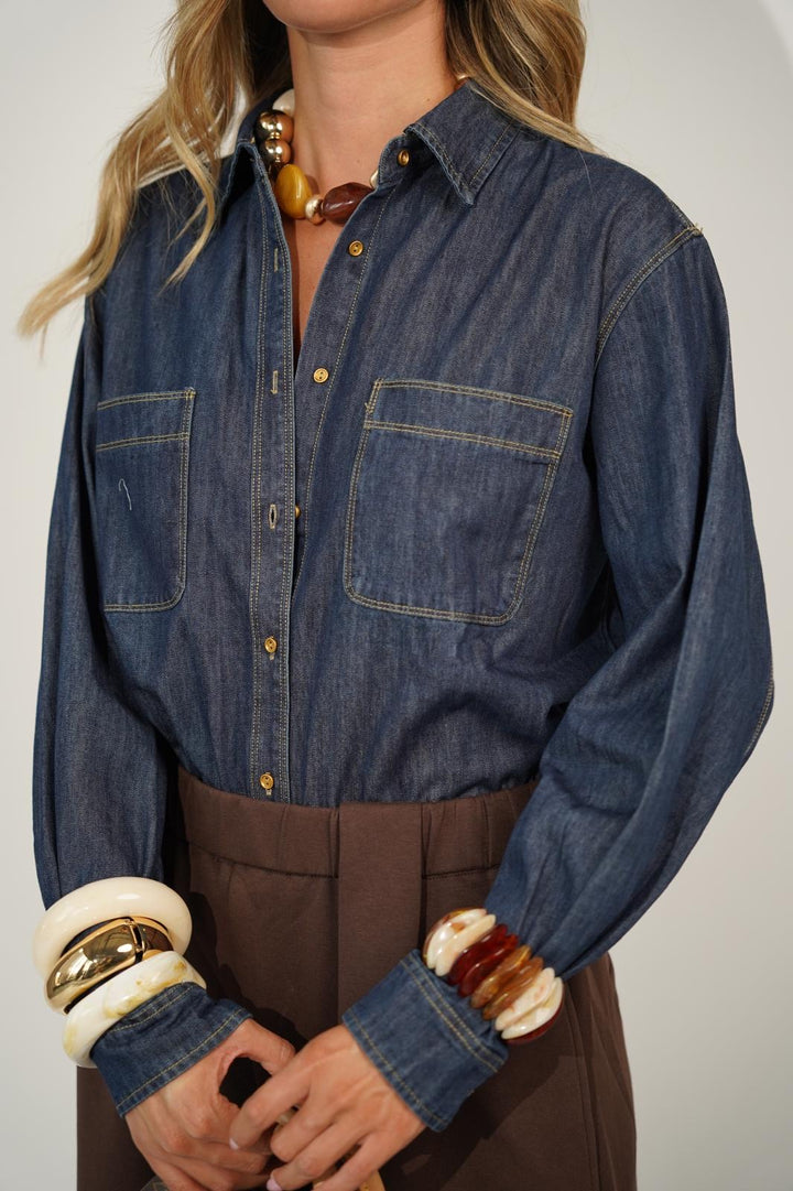 חולצת ג׳ינס מכופתרת לנשים - דגם מילה בצבעים ג׳ינס כהה וכחול ג׳ינס