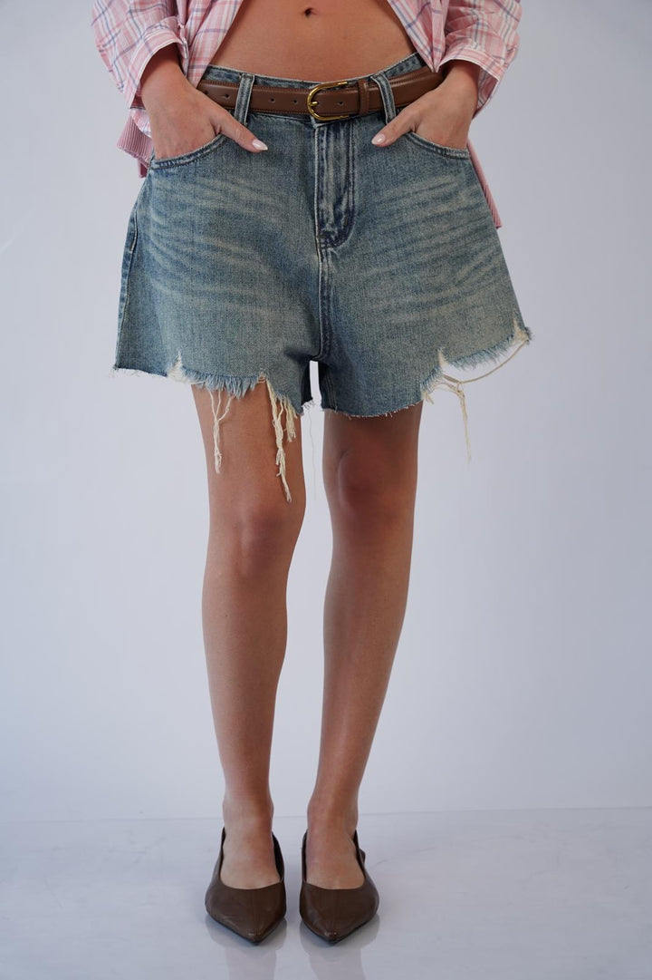 ג׳ינס קצר בגזרת אוברסייז לנשים – דגם קירה בצבעים כחול ג׳ינס, ג׳ינס בהיר וג׳ינס כהה