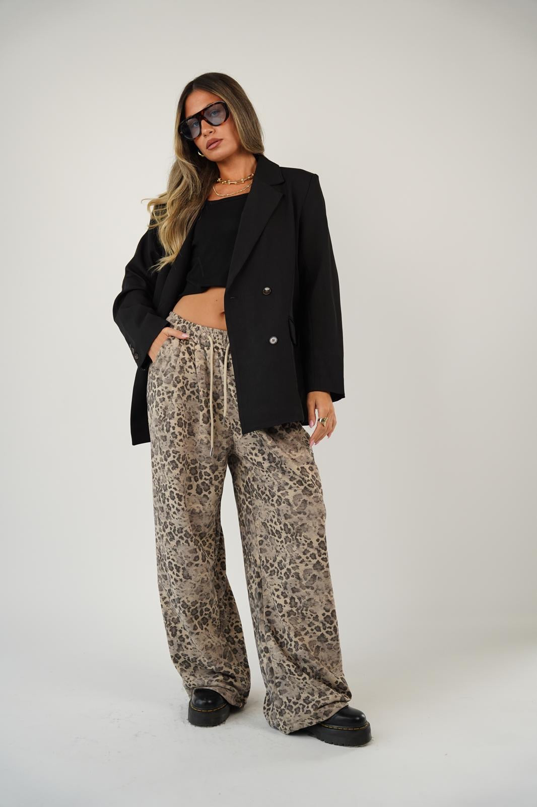 מכנס מנומר אוברסייז לנשים - דגם רוקסי בצבעים צהוב ובז׳