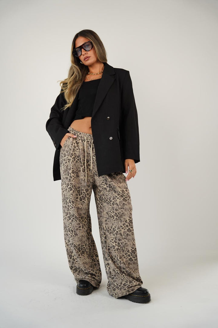 מכנס מנומר אוברסייז לנשים - דגם רוקסי בצבעים צהוב ובז׳