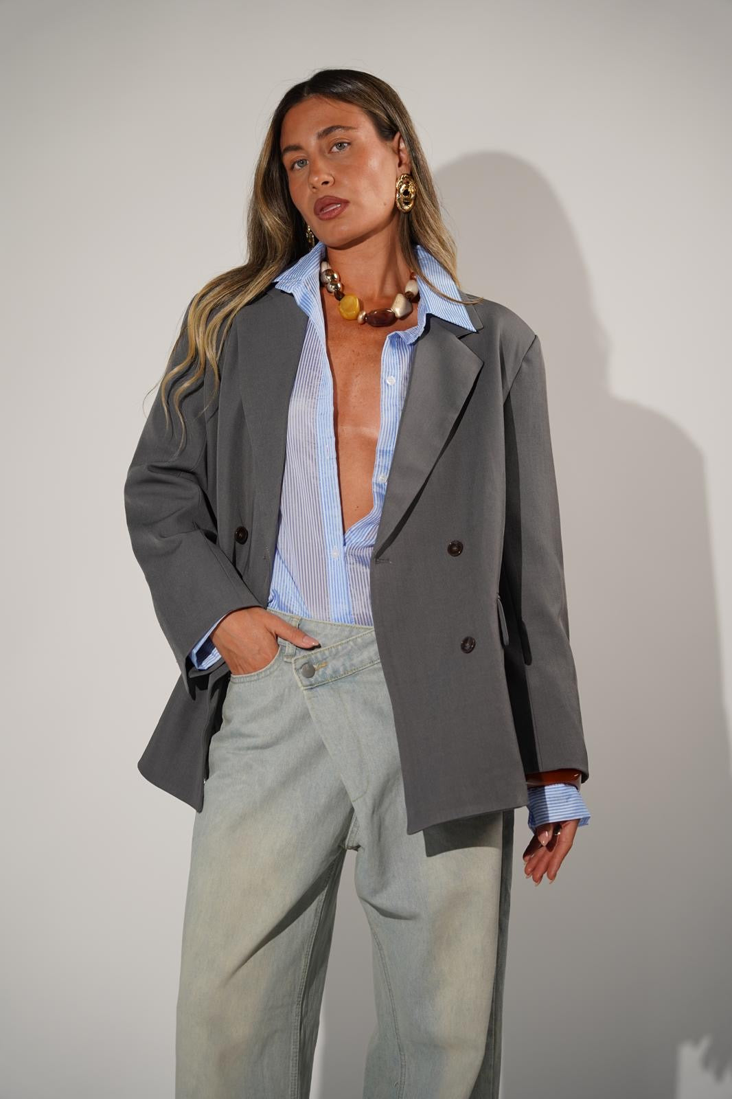 ג׳קט מחויט אוברסייז לנשים - דגם מדלן בצבעים שחור, אפור ואפור בהיר