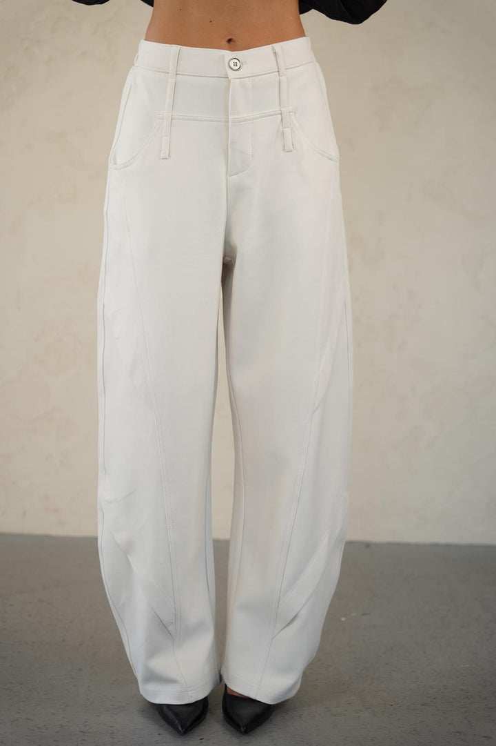 מכנס אוברסייז עם חיתוכים לנשים - דגם לימה בצבע לבן