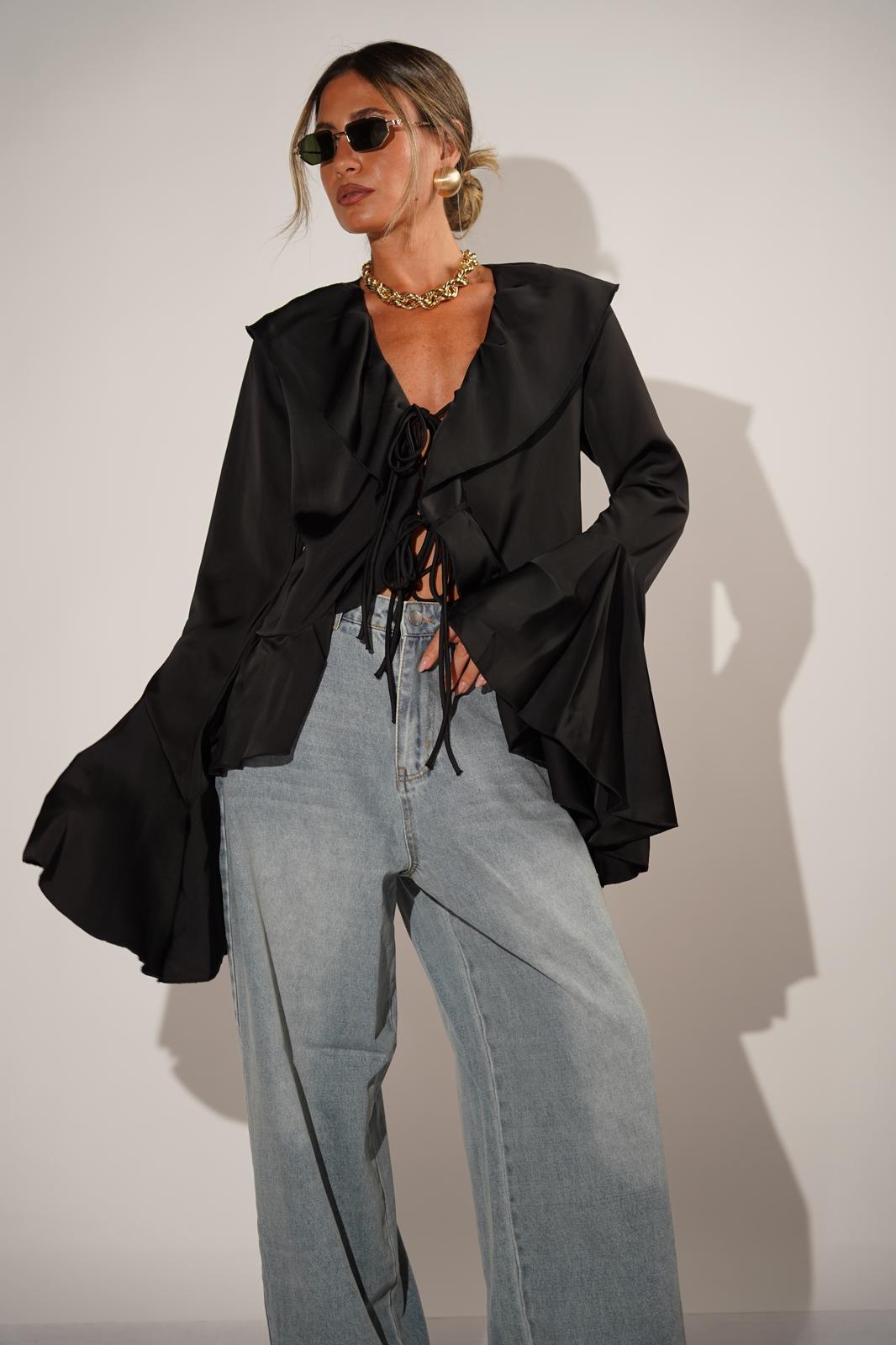 חולצה עם שרוולי פעמון לנשים - דגם איימי בצבעים צהוב זהב, לבן ושחור