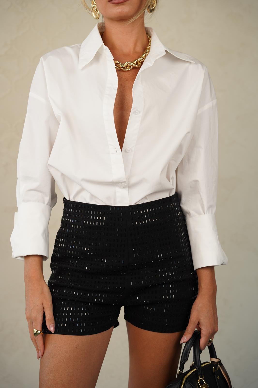 מכנס קצר מבד איכותי לנשים - דגם אפריל בצבעים שחור ולבן