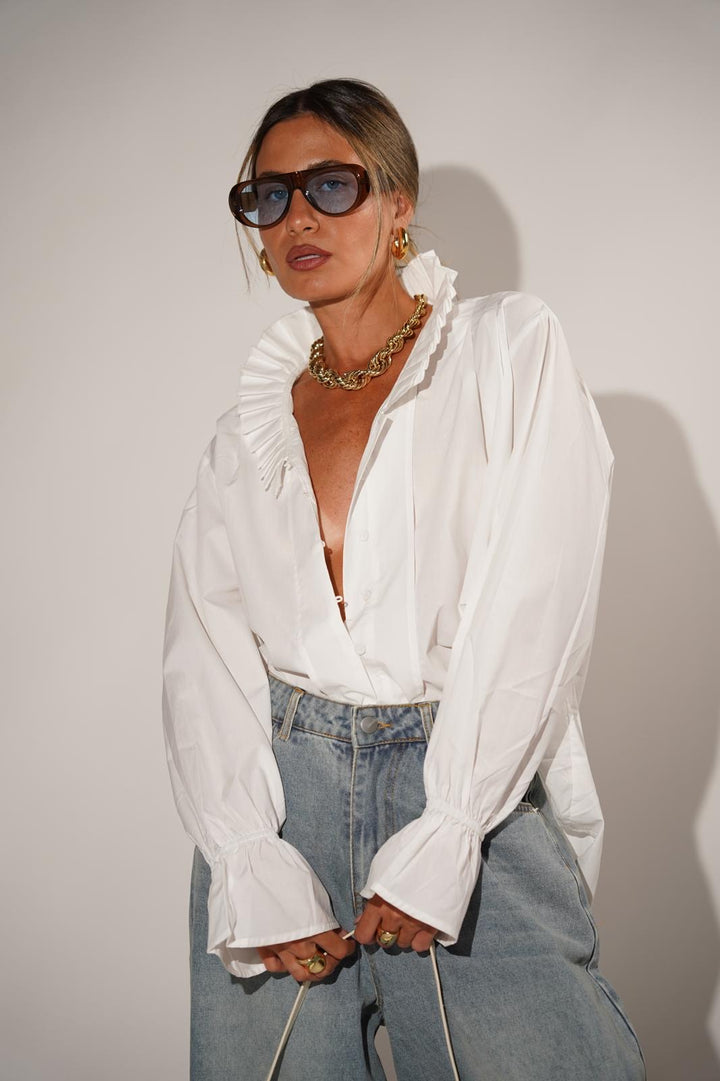 חולצה עם צווארון קפלים מיוחד לנשים - דגם אליאנה בצבע לבן