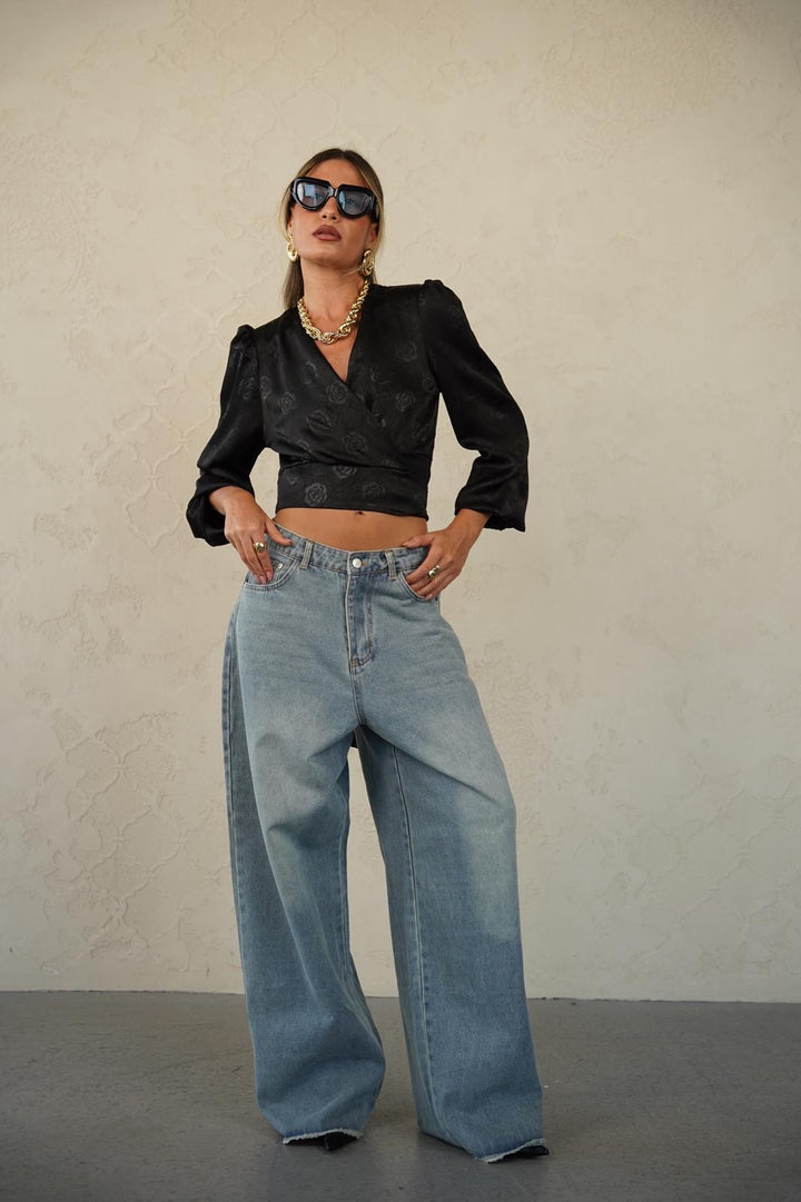 חולצת מעטפה קלאסית לנשים - דגם קמרון בצבעים שחור, לבן וסגול