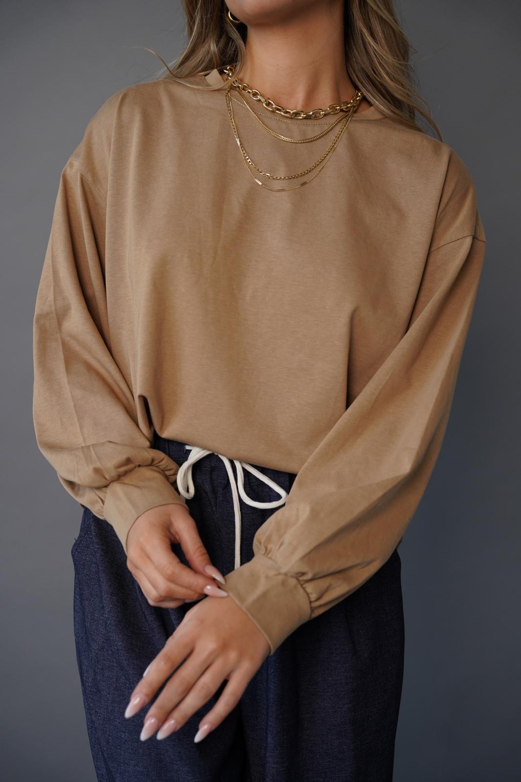 חולצה חלקה בגזרה ישרה לנשים - דגם מייסי בצבעים שחור, לבן וקפה