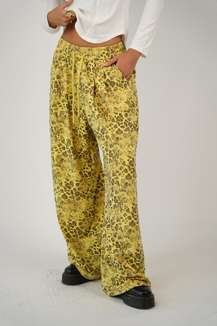 מכנס מנומר אוברסייז לנשים - דגם רוקסי בצבעים צהוב ובז׳