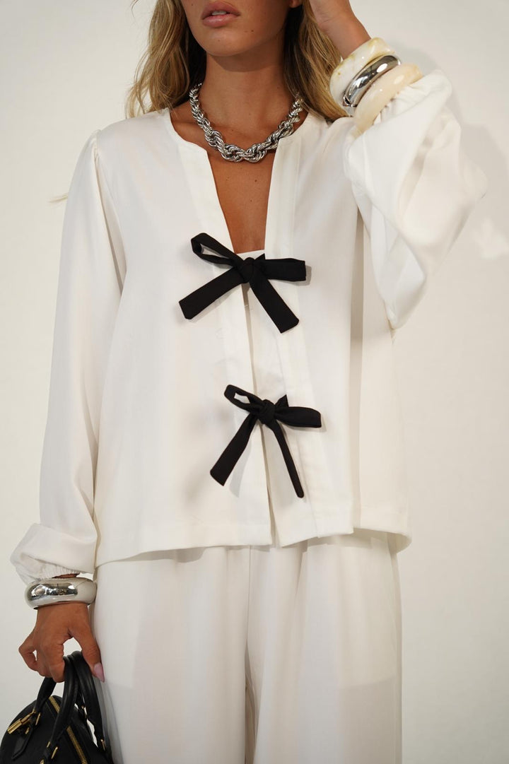 חליפה נשפכת לנשים - דגם מרלין בצבעים לבן, בז׳ וכחול ג׳ינס