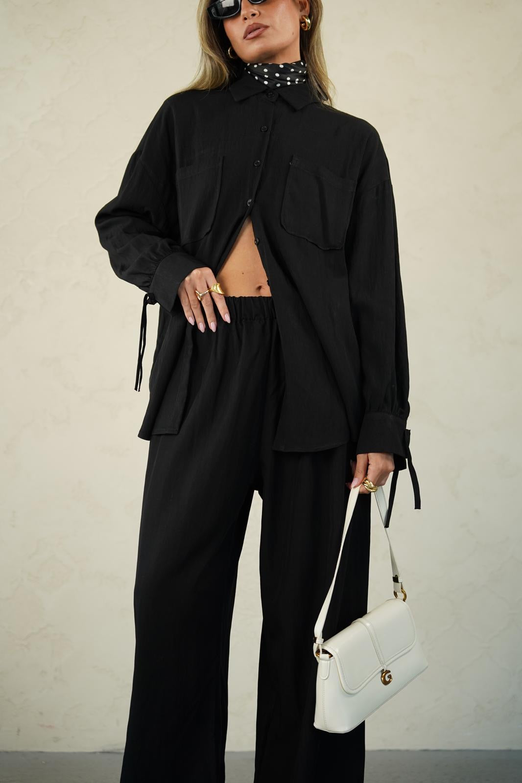 חליפת אוברסייז נשפכת לנשים - דגם נסטי בצבעים שחור, תכלת ובז׳