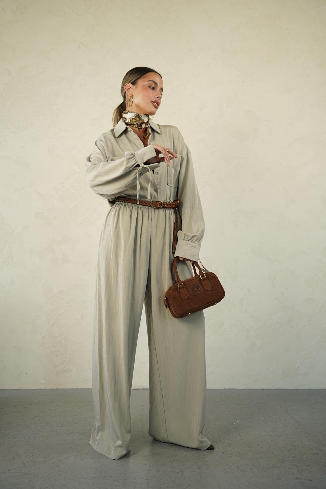 חליפת אוברסייז נשפכת לנשים - דגם נסטי בצבעים שחור, תכלת ובז׳