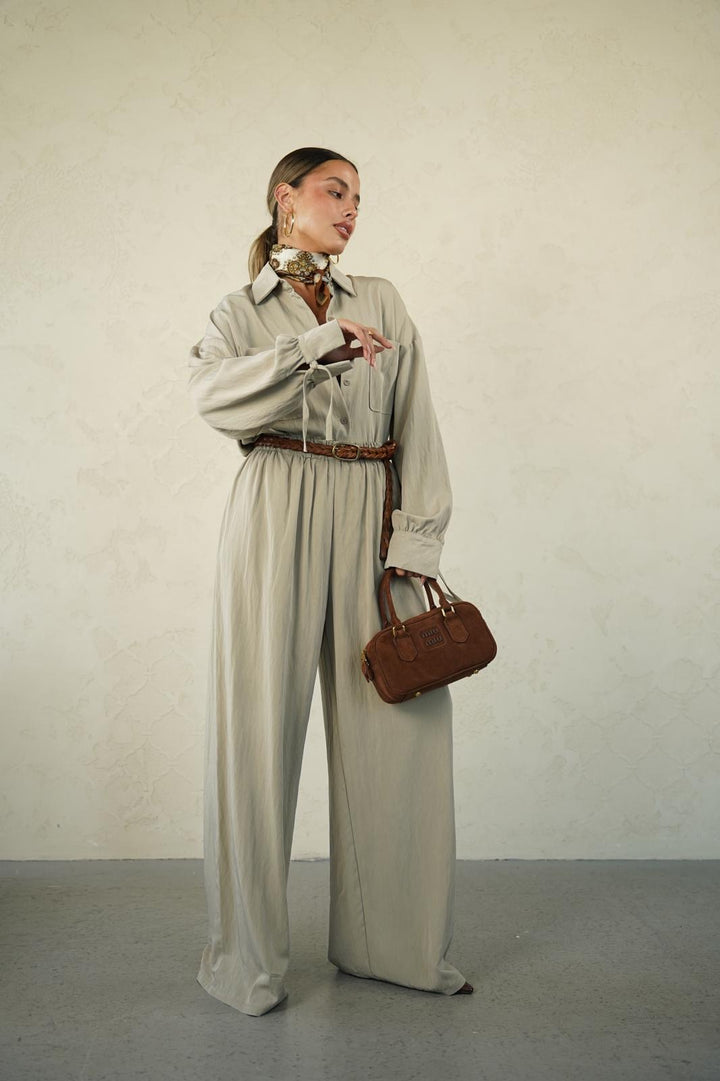 חליפת אוברסייז נשפכת לנשים - דגם נסטי בצבעים שחור, תכלת ובז׳