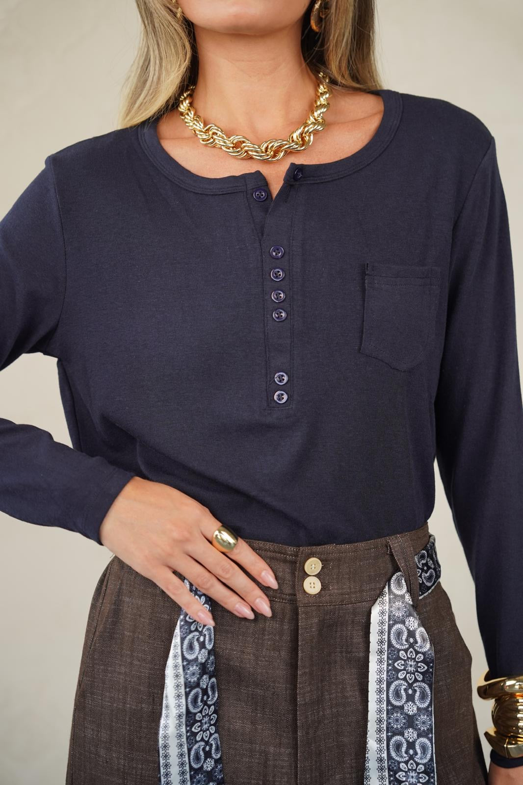 טישרט עם מפתח עגול לנשים - דגם טוי בצבעים כחול נייבי, חום, שחור ולבן