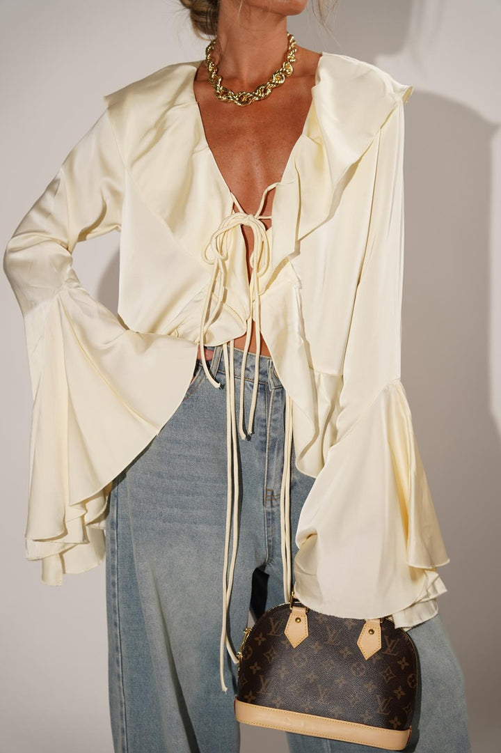 חולצה עם שרוולי פעמון לנשים - דגם איימי בצבעים צהוב זהב, לבן ושחור