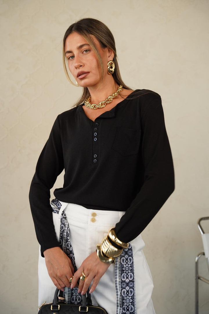 טישרט עם מפתח עגול לנשים - דגם טוי בצבעים כחול נייבי, חום, שחור ולבן