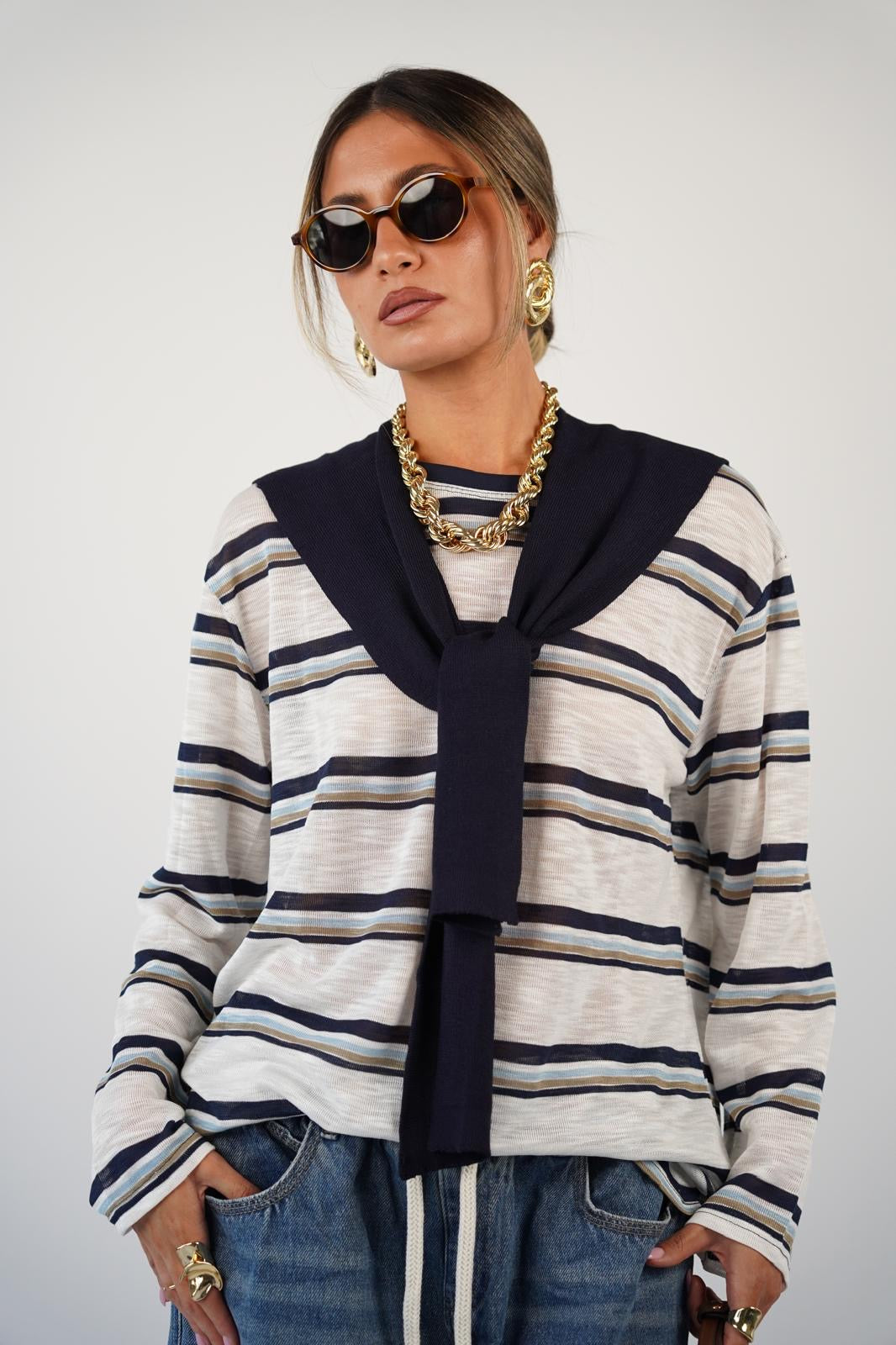 חולצת פסים לנשים - דגם טסה בצבעים לבן, אפור וכחול