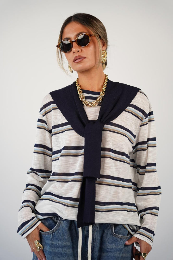 חולצת פסים לנשים - דגם טסה בצבעים לבן, אפור וכחול