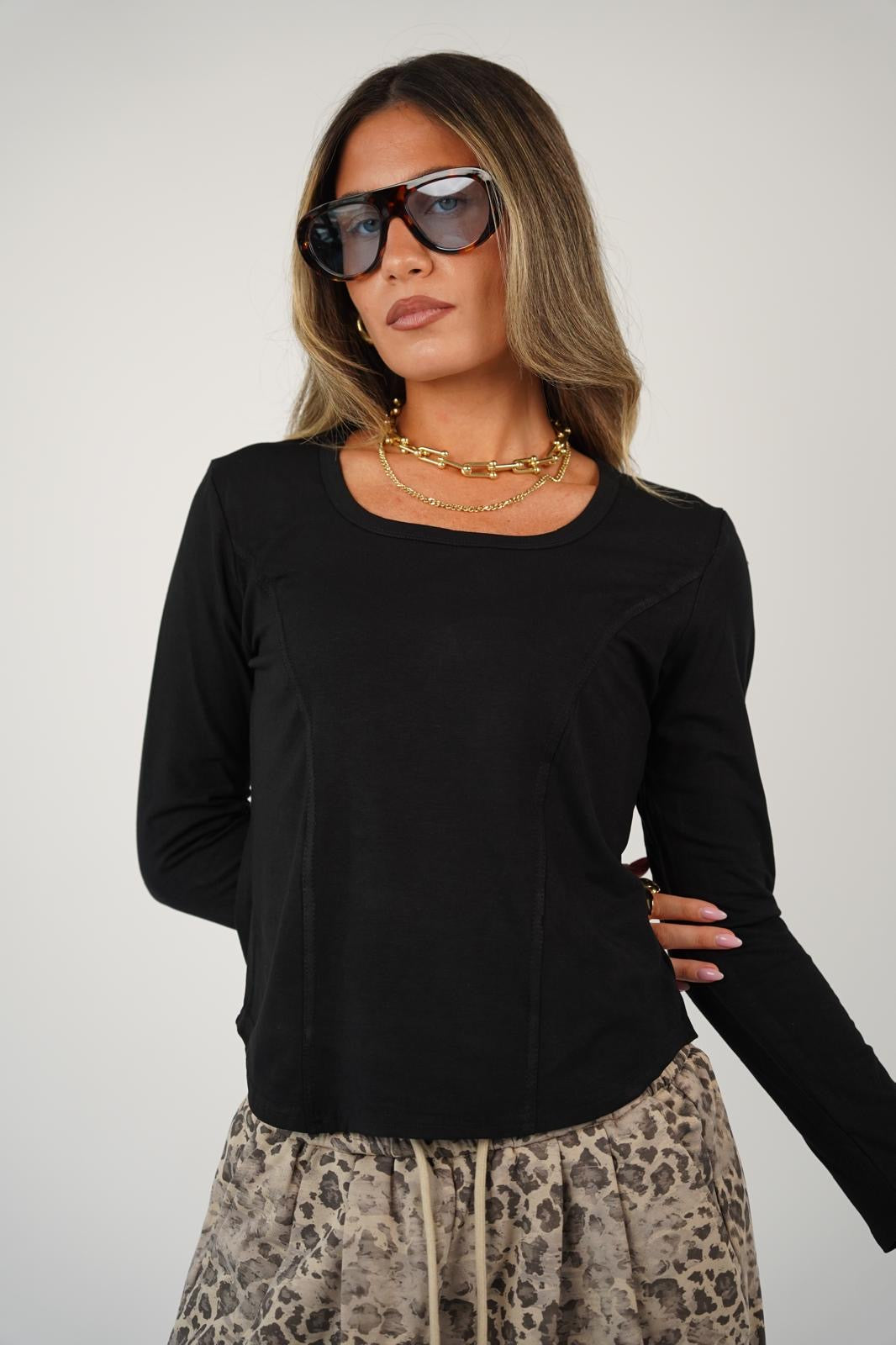 חולצה עם חיתוכים לנשים - דגם רום בצבעים שחור ולבן