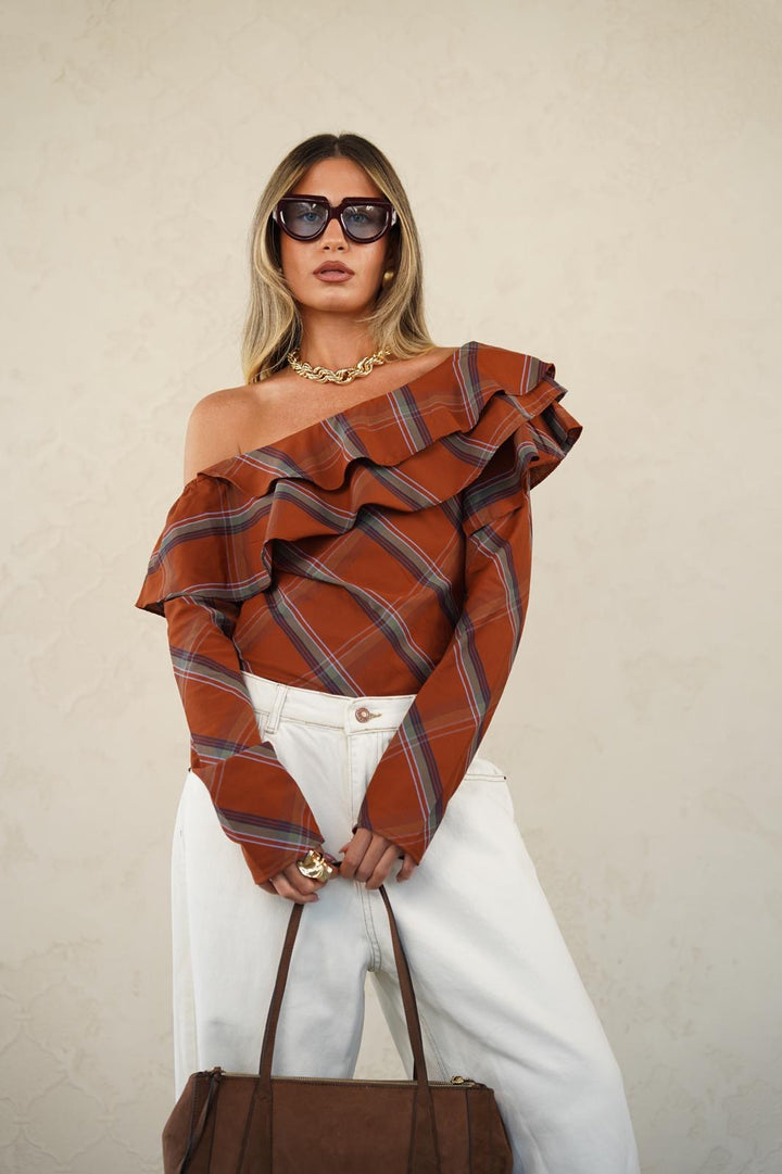 חולצת כתף אחת לנשים - דגם אן בצבעים חום משבצות וכתום משבצות