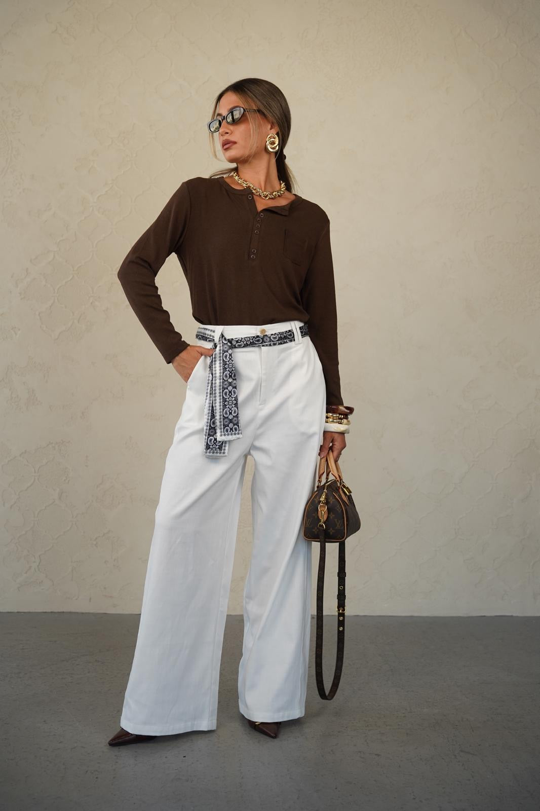 מכנס בגזרת ספורט אלגנט ישרה לנשים - דגם קוני בצבעים ג׳ינס כהה, חום ולבן