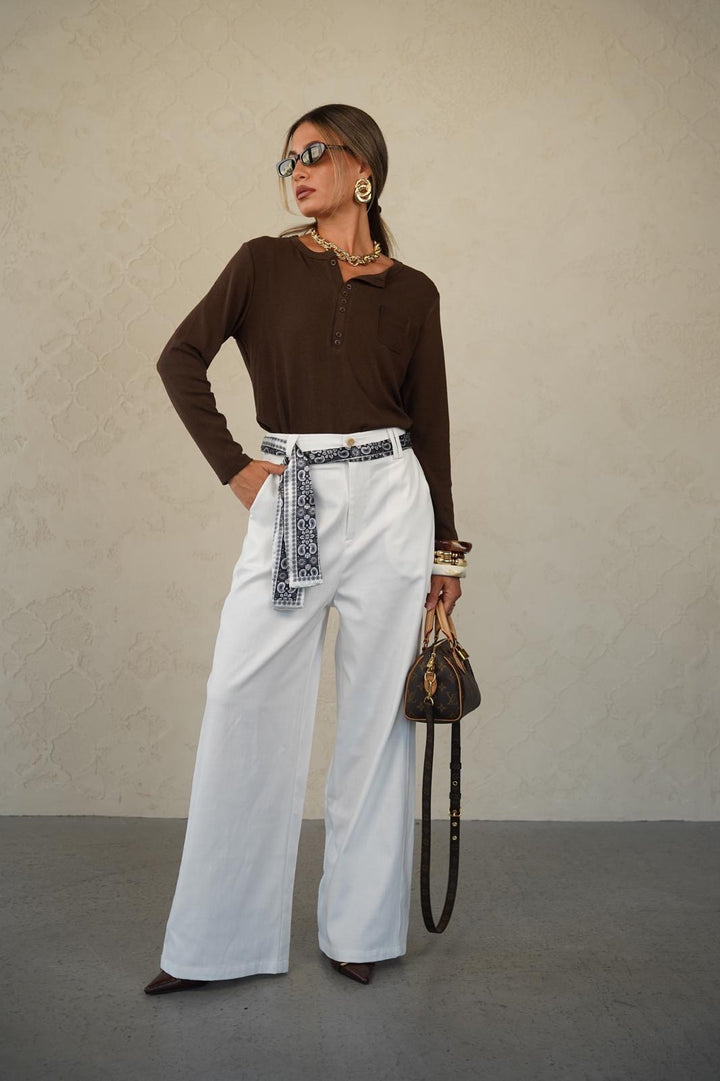 מכנס בגזרת ספורט אלגנט ישרה לנשים - דגם קוני בצבעים ג׳ינס כהה, חום ולבן