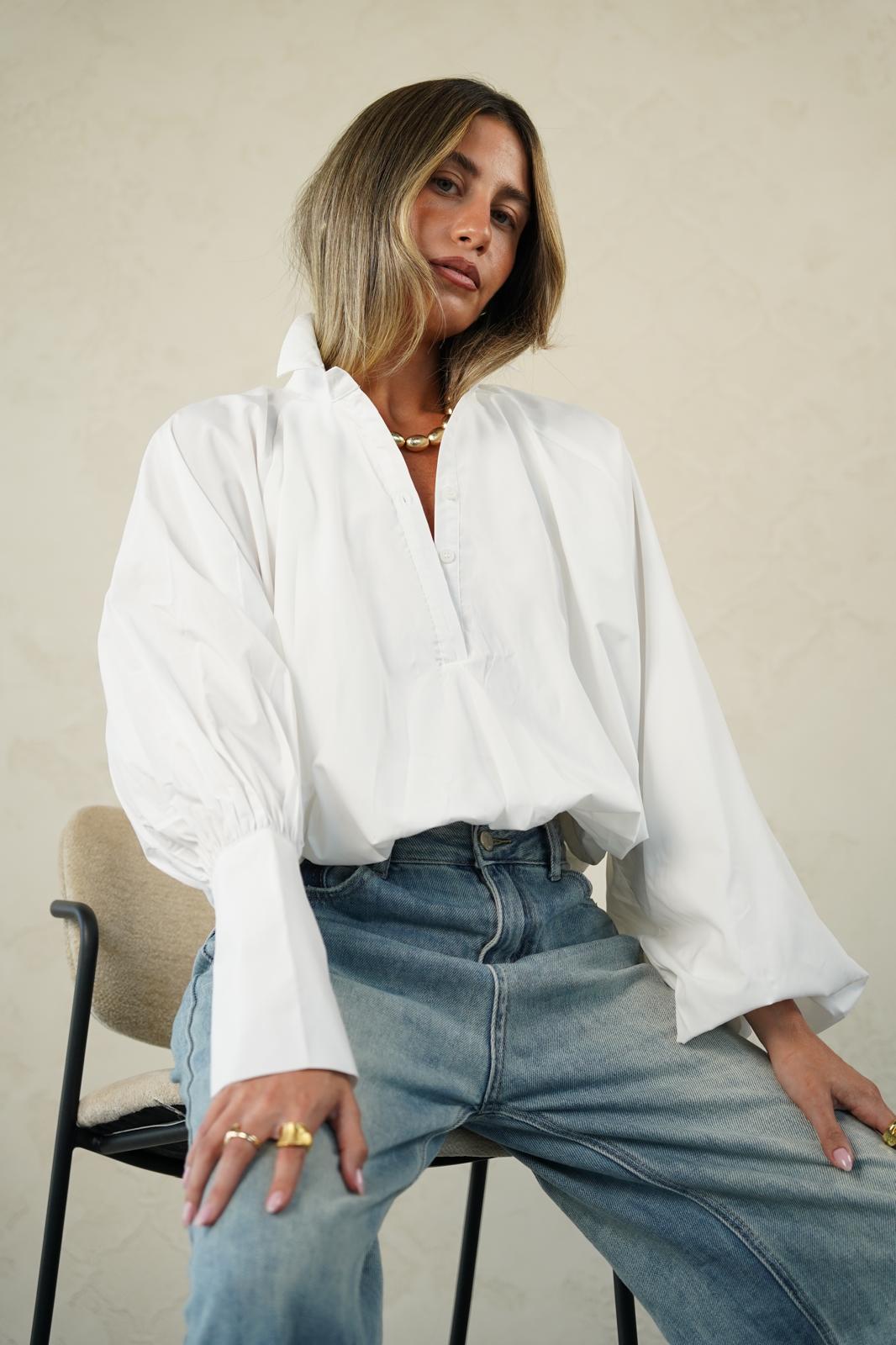 חולצה עם שרוולים תפוחים לנשים - דגם לינדה בצבעים שחור ולבן