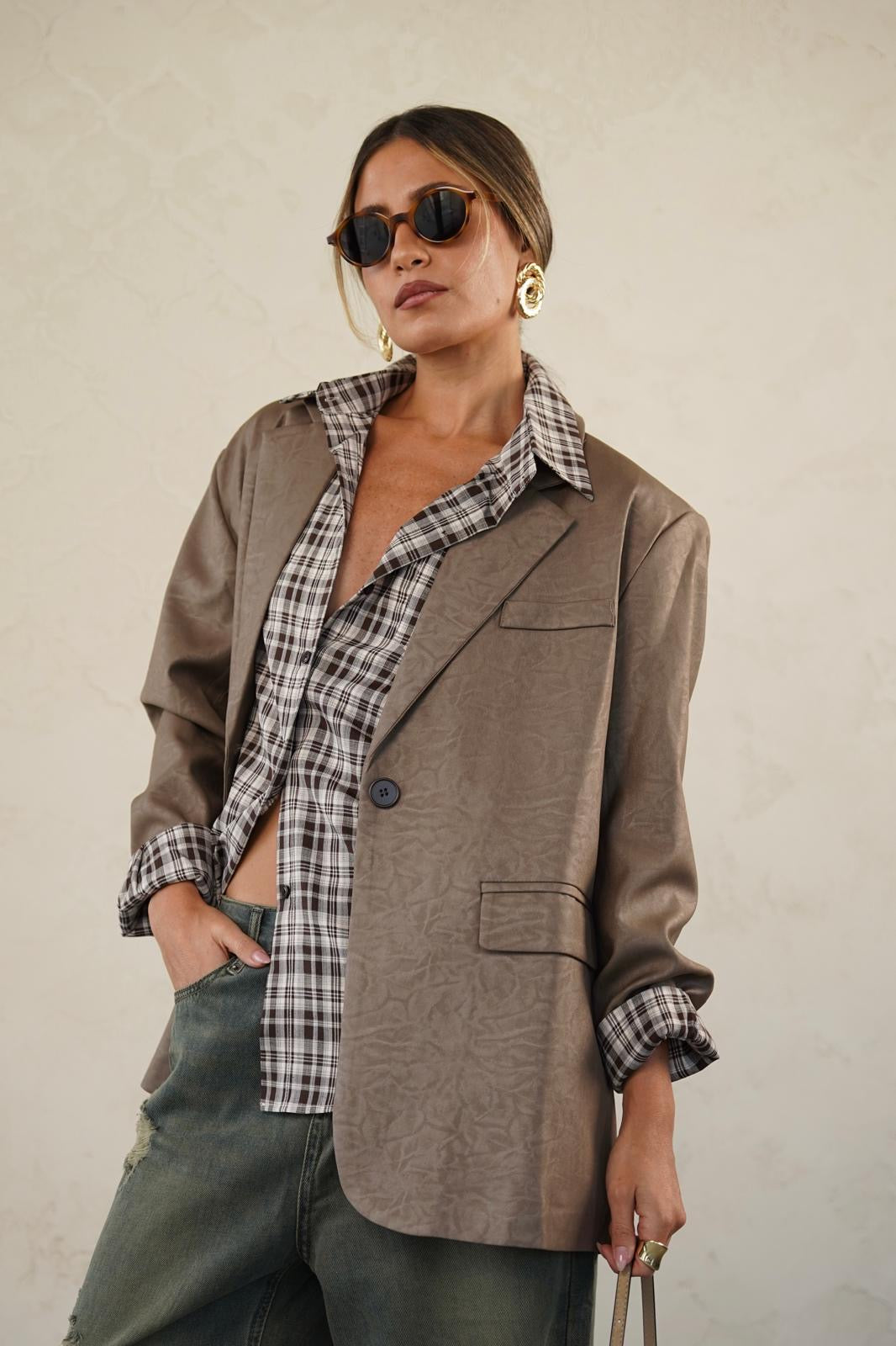 ג׳קט אוברסייז עם טקסטורה בבד לנשים - דגם נינה בצבעים שחור וחום