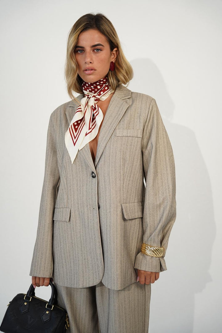 חליפת פסים מחויטת לנשים - דגם מיקה בצבעים אפור, אפור כהה ובז׳